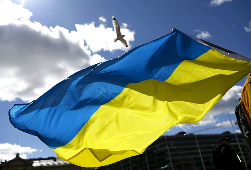 Statsrådet flaggar på fredag med Finlands och Ukrainas flaggor.