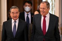 Rysslands Sergej Lavrov och Kinas Wang Yi inför onsdagens samtal.