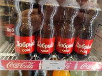 I stället för Coca-cola köper man nu ”Dobry cola” i Ryssland. Coca-cola lämnade landet efter anfallet mot Ukraina. Men det går fortfarande att köpa äkta Coca-cola, insmugglad från Belarus.