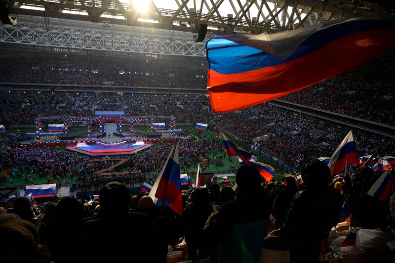 Tidigare i veckan höll Rysslands president Vladimir Putin ett tal under en konsert i Moskva. En del liknande arrangemang, med syfte att visa att det skulle finnas ett stort folkligt stöd för kriget, har ordnats. Anna-Lena Laurén anser ändå att det är intressant att Ryssland inte ”stampar fram” fler kampanjer.