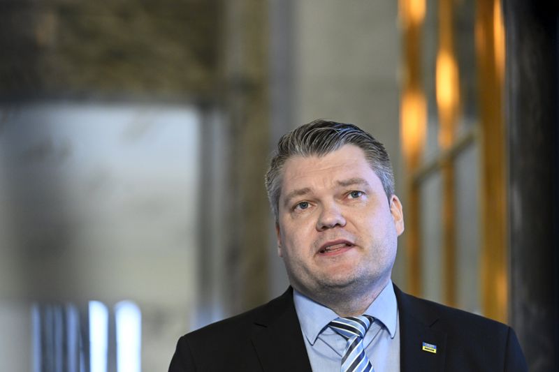 Försvarsminister Mikko Savola (C).