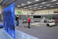 Tävlingshallen byggdes i bollhallen på torsdag. Heikki och Riitta Orasmaa var på plats. Ville Orasmaa i bakgrunden