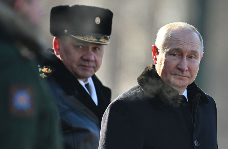 Vladimir Putin och den ryska försvarsministern Sergej Sjojgu i Moskva på torsdagen då Ryssland firade Fäderneslandsförsvararens dag. Bilden har förmedlats av statsägda Sputnik.