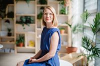 Tuuli Hietaniemi, ledande expert på hållbarhetslösningar vid jubileumsfonden Sitra, säger att Finland går till val i ett helt annat läge den här våren jämfört med 2019. Det förklarar varför klimatfrågan inte tar lika mycket plats i valrörelsen.