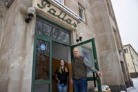 Sini och Jouko Sipiläinen är redo för Bio Pallas renovering. Biografen håller stängt mellan den 3 mars och den 26 juni.