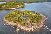Remmarholmen är belägen utanför Porkala udd i Kyrkslätt.