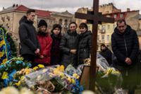 Familjemedlemmar till en dödad ukrainsk soldat vid en begravning i Lviv.