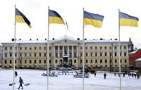 Fyra ukrainska flaggor vajar på Senatstorget i Helsingfors med anledning av att det på fredag 24.2.2023 har gått ett år sedan Rysslands storskaliga anfall mot Ukraina.