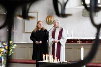 – Kärleken är större än hatet, säger kaplan Hanna Eisentraut-Söderström (till höger). Anna Blomberg översatte till ukrainska.