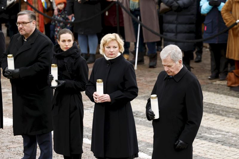 Evenemanget Ett ljus för Ukraina inleddes med ringning i domkyrkans klockor. Därefter tände direktör Juha Rintamäki vid Helsingfors kyrkliga samfällighet, statsminister Sanna Marin, Ukrainas ambassadör Olga Dibrova och president Sauli Niinistö de första ljusen på domkyrkans trappa.