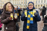 De forna klasskompisarna Merja Rinne och Agneta Nuorvala kom tillsammans till Salutorget för att tända sina ljus för Ukraina. – Jag har inte tidigare varit någon aktivist, men det här fruktansvärda kriget har fått mig att delta i flera fredsdemonstrationer, säger Merja Rinne.