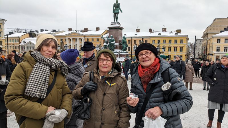 Systrarna Ca Cedercreutz, Sue Cedercreutz och Mae Cedercreutz är bekymrade över läget i Ukraina. – Det ser inte speciellt ljust ut med tanke på fred, men vi lever på hoppet och fortsätter stödja ukrainarna i deras kamp, säger Sue Cedercreutz (i mitten).
