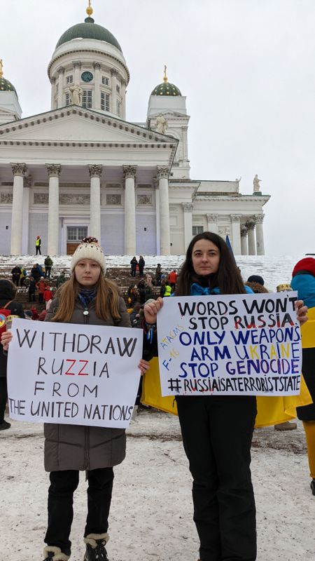 Ukrainska Alina Boiko och Kataryna Synytsyna deltog i manifestationen på Senatstorget, där de bland annat krävde att Ryssland ska uteslutas ur FN.