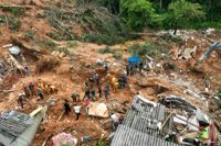 Räddningsarbetare letar efter saknade i kuststaden São Sebastião i delstaten São Paulo.
