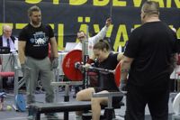 Josefina Saarinen gick för finländskt rekord i bollhallen i Ekenäs. Hon missade med liten marginal, men tog ändå FM-guld.