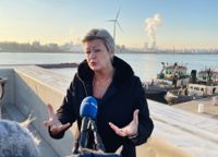 EU:s inrikeskommissionär Ylva Johansson diskuterar narkotikasmuggling i hamnen i Antwerpen i Belgien.
