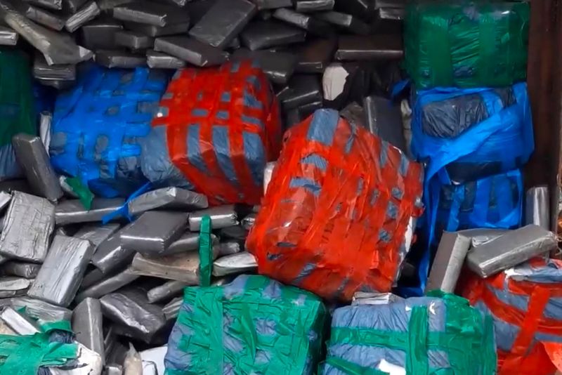 Beslagtagen narkotika töms från en container i hamnen i Antwerpen 2021. Arkivbild.
