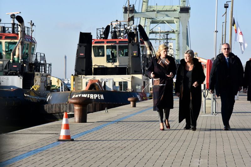 Belgiens inrikesminister Annelies Verlinden, EU:s inrikeskommissionär Ylva Johansson och antinarkotikabyrån EMCDDA:s chef Alexis Goosdeel på besök i hamnen i belgiska Antwerpen.