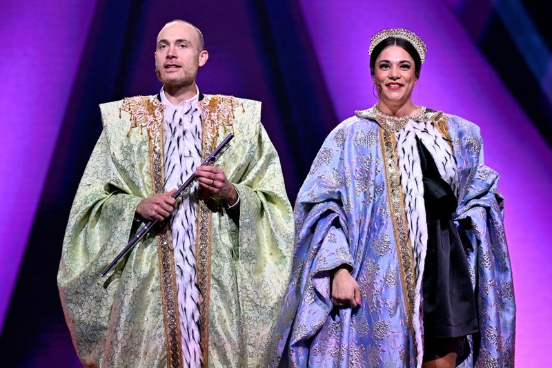 Programledarna Jesper Rönndahl och Farah Abadi presenteras som kung och drottning av Skåne när deltävlingen i Malmö inleds.