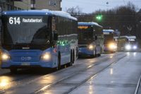 Den som åker utan biljett i kollektivtrafiken ska också i fortsättningen straffas med en kontrollavgift på 80 euro, inte 100 euro, anser Helsingfors stadsstyrelse.