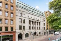 Byggnaden uppfördes ursprungligen som huvudkontor för Finlands Hypoteksförening, vilket man också kan utläsa av inskriptionen på fasaden. 