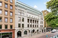 Byggnaden uppfördes ursprungligen som huvudkontor för Finlands Hypoteksförening, vilket man också kan utläsa av inskriptionen på fasaden.