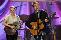 Joe Henry tillsammans med Aoife O'Donovan på en konsert 2021.