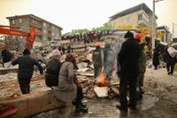 Räddningsarbetare och drabbade i staden Malatya, som ligger i provinsen med samma namn, dagen efter den kraftiga jordbävningen den 6 februari.