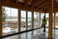 Bostadsmässoområdet tar form i full fart i Lovisa. Arbetet på området sysselsätter omkring trettio lokala företag, berättade stadsdirektör Jan D. Oker-Blom under Livskraftsforumets pressmöte.