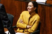 Riksdagsledamoten Jaana Pelkonen har ofta fått frågan om hon gör något bara för att fiska röster. Därför beslutade hon redan 2020 att säga att hon inte tänker ställa upp i valet 2023. – Det är ändå ett beslut som mognat långsamt och som jag ifrågasatt ibland, men jag står fast vid det, säger hon.