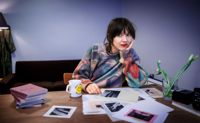 Helen Korpak skapade fotoboken Hands & feet of friends & family genom färgpapper, tejp och utprintade bilder. "Processen var mycket intuitiv, det kändes som om jag bara pysslade för mig själv, och det var väldigt roligt."