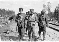 I augusti 1941 pågick strider i Kiestinki där en sårad soldat förs till vård.