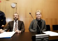 Häktningsförhandlingen mot Julius Kivimäki (t.h.) hölls på tisdagen i Esbo. Hans advokat Peter Jaari (t.v.) sade efter förhandlingen att hans huvudman är lugn, men förhåller sig allvarlig till det han anklagas för. Kivimäki nekar att han skulle gjort sig skyldig till brott.
