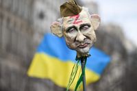 En docka föreställande Vladimir Putin, vid en solidaritetsdemonstration med Ukraina som ägde rum i Paris vid årsdagen för Rysslands fullskaliga invasion.
