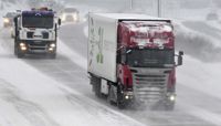 Väg 25 mellan Dragsvik och Hangö har stängts av vid Formansallén i Ekenäs på söndagseftermiddagen, efter att en långtradare har hamnat på tvären över vägen. Arkivbild.