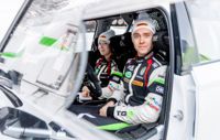 Kartläsaren Reeta Hämäläinen blev årets idrottare. Här med rallyföraren Emil Lindholm.