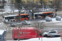 De flesta HRT-bussarna har stannat på onsdag morgon till följd av busschaufförernas strejk. Här står två stombussar vid Tölö tull i Helsingfors.