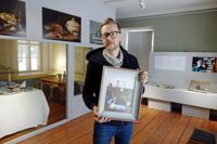 Niclas Warius är känd som fotokonstnär, men en del av hans verk är medvetet skapta så att åskådaren blir osäker på om det handlar om fotografier eller målade verk.