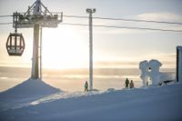 Det har snöat mellan 5 och 10 centimeter nysnö i hela landet under natten. I södra Finland betyder det krävande förhållanden i trafiken, i norra Finland finns det risk för snöskred längs branta fjällsluttningar på skidorterna.