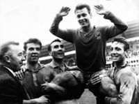 Just Fontaine hyllas av sina lagkamrater efter målen i bronsmatchen mot Västtyskland på Ullevi i Göteborg 1958. Arkivbild.