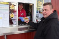 Tiina Naakka och Jukka UIttamo har skapat en hamburgare med hjälp av artificiell intelligens.