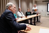 Stadens ledning och representanter för företagarna i Borgå diskuterade hur livskraften i staden kan bli bättre inom ramen för Business Porvoo. I förgrunden Mikael Pentikäinen som är vd för Finlands företagare.