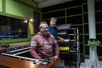 Claus Strengell och Kari Itäluoma håller i många av trådarna på Strange Music studio.