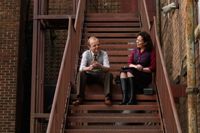 Toby Jones och Olivia Colman i en film som utspelar sig i en brittisk kuststad på åttiotalet.