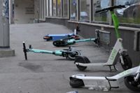 Elsparkcyklar på en livlig gata i Helsingfors på morgonen på första maj, 1 maj 2022.