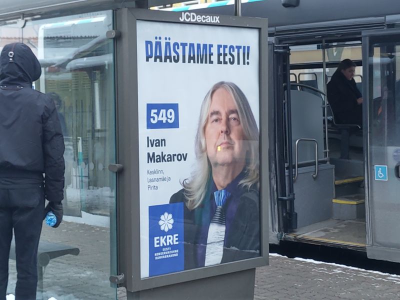 Valreklamerna finns, men särskilt många är de inte på gatorna i centrala Tallinn.