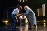 Föräldraskap på fall. Petri Manninen i rollen som Gloucester och Katariina Kaitue som Lear på Nationalteaterns scen i Vallgård.