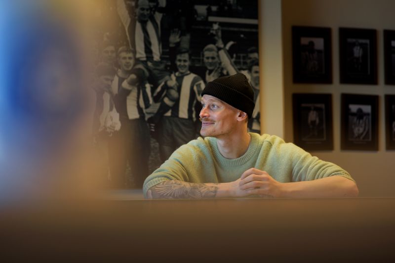 Jesse Öst trivs i Helsingfors, men han tycker att folk har lite väl bråttom ibland.
