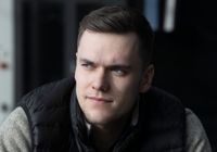 Andreas Aalto har arbetat i ambulans under studietiden och tycker om jobbet. Men med tanke på utbildningsnivån och hur krävande arbete vårdare gör så anser han att lönen borde vara bättre än för någon i en annan bransch, där utbildningsnivån är betydligt lägre.