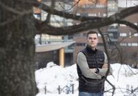 Andreas Aalto studerar till förstavårdare på yrkeshögskolan Arcada. Han har efterlyst en lönenivå som motsvarar de utbildningskrav som krävs inom vårdbranschen.